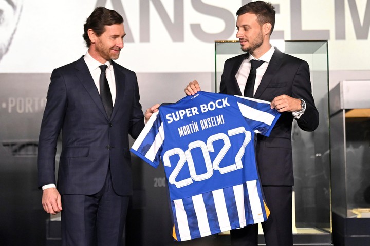 Martin Anselmi y el presidente de Porto, en su presentación como nuevo entrenador. (EFE/EPA/FERNANDO VELUDO)