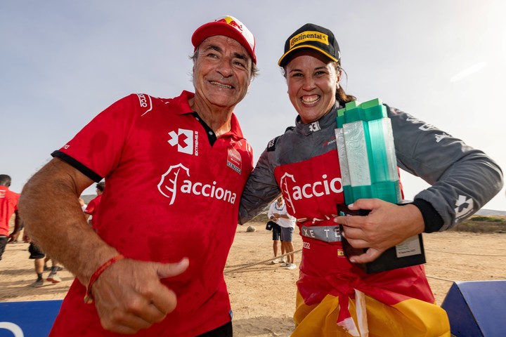 El español Carlos Sainz y Laia Sainz, durante 2024.