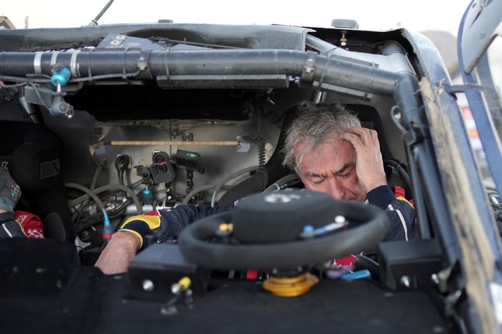 Carlos Sainz, dentro de su vehículo del Dakar 2025. Foto: AP / Christophe Ena