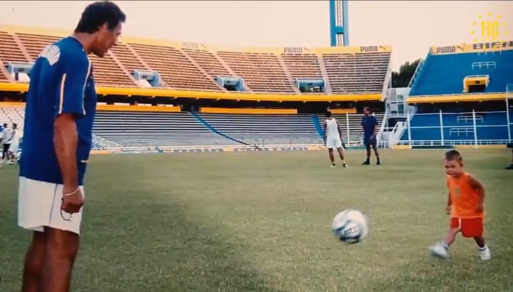 El pequeño Ignacio Russo junto a su padre en el Gigante de Arroyito. Foto: Club Atlético Rosario Central.