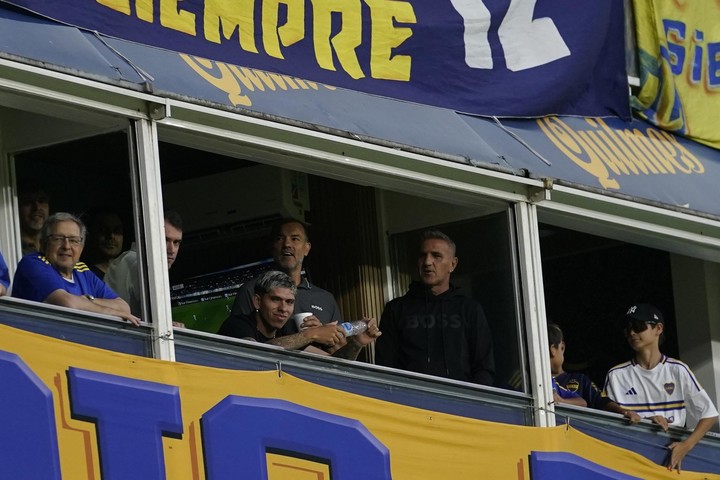 Carlos Palacios, refuerzo de Boca, estuvo en un palco observando el partido ante Independiente. Foto: Fernando de la Orden/Clarín