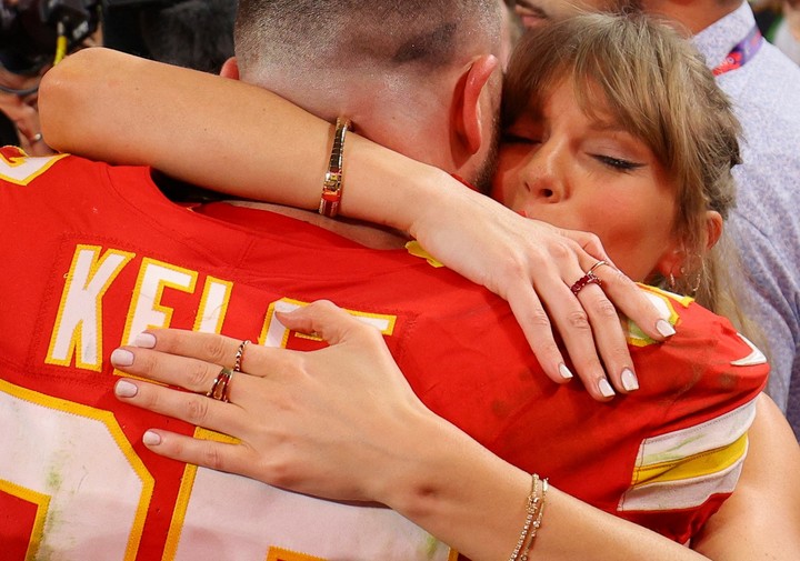 Travis Kelce y Taylor Swift, la historia de amor que corrió en paralelo a la temporada pasada, cuando los Chiefs fueron campeones. Foto: REUTERS / Brian Snyder.