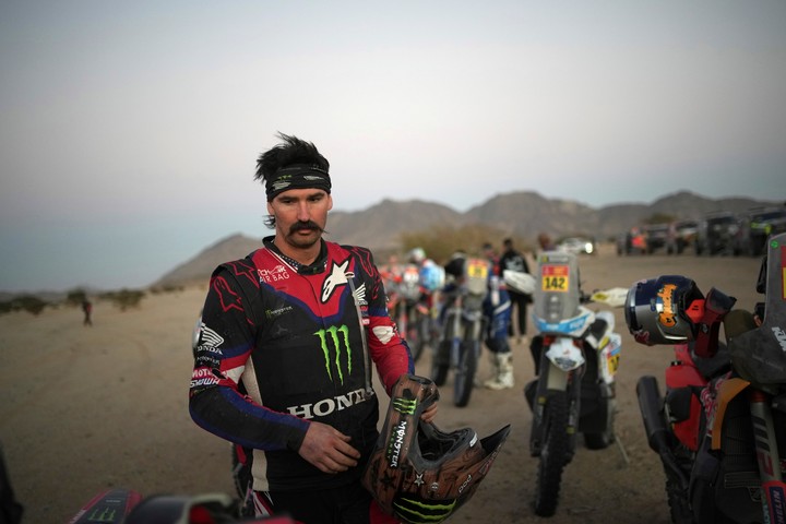 Skyler Howes, el piloto de Honda, en el atardecer de Bisha.
Foto: AP