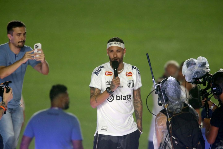 Neymar le agradeció al público que llenó el Vila Belmiro. EFE/ Guilherme Dionizio