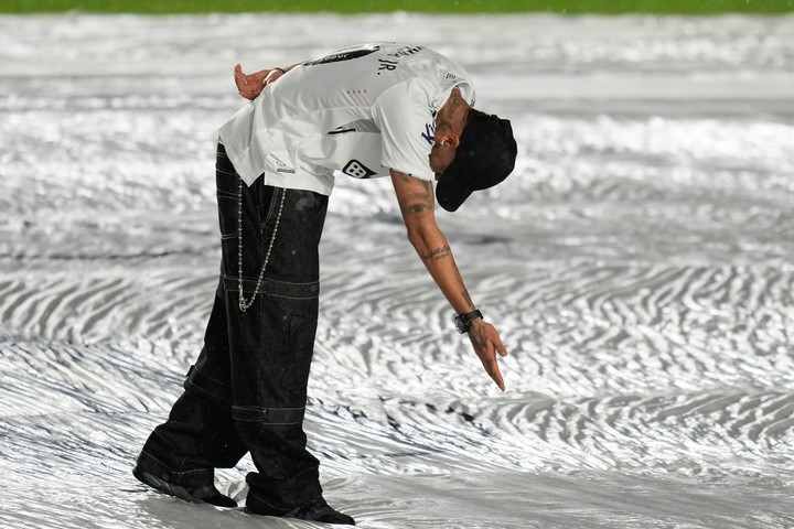 Neymar y su reverencia ante los hinchas de Santos. Foto: AP / Andre Penner