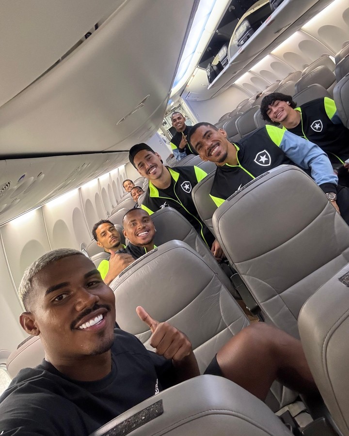 El plantel de Botafogo, en vuelo a la final contra Flamengo.