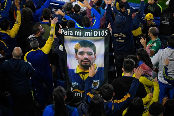 Diego Maradona sigue vivo en el corazón de los hinchas de Boca. Foto: LUIS ROBAYO / AFP.