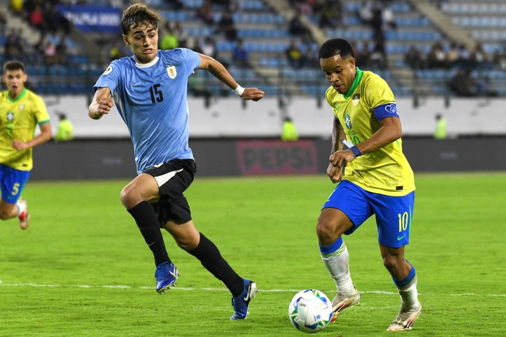 Alfonso Montero, de Uruguay, con Pedro Henrique Silva de Brasil. (Xinhua/Marcos Salgado)