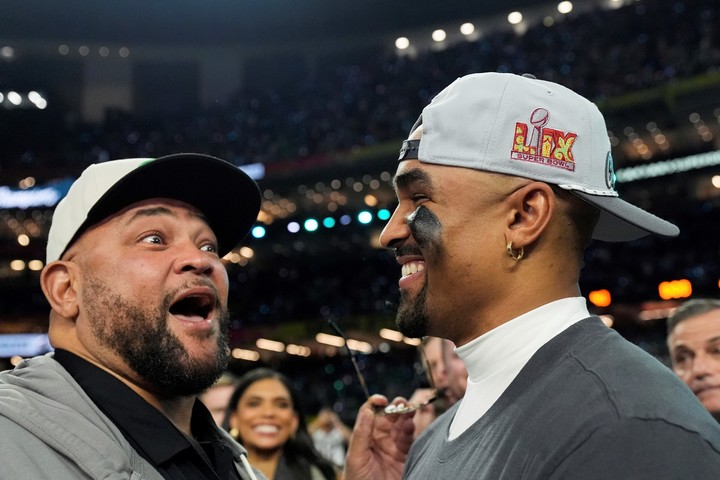 Jalen y papá Averion tras ganar el Super Bowl LIX. Foto: AP