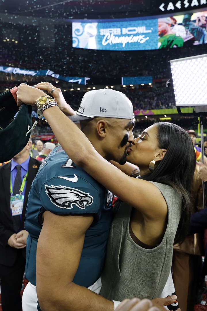 Jalen Hurts besa a su novia Bry Burrows tras ganar el Super Bowl. Foto: EFE