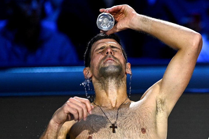 Novak Djokovic se refresca. Foto: Nicolo Campo/LaPresse via AP