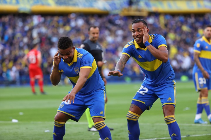 Sebastián Villa junto a Frank Fabra en Boca. (EFE/Juan Ignacio Roncoroni)