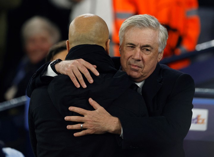 Carlo Ancelotti se abraza con Pep Guardiola. Foto: Reuters / Jason Cairnduff.