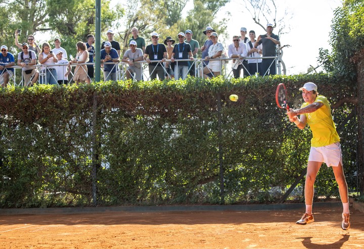 La gente desafío el sol y el calor para ver el entrenamiento de Joao Fonseca. Foto: Sergio Llamera/prensa Argentina Open ATP