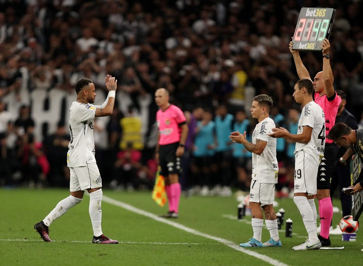 Neymar salió reemplazado en el segundo tiempo entre abucheos. Foto: REUTERS/Carla Carniel.