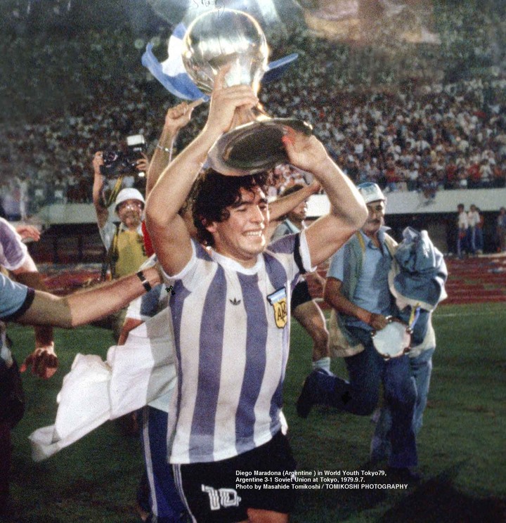 Diego Maradona con la copa en Japón, en 1979. (Masahide Tomikoshi)