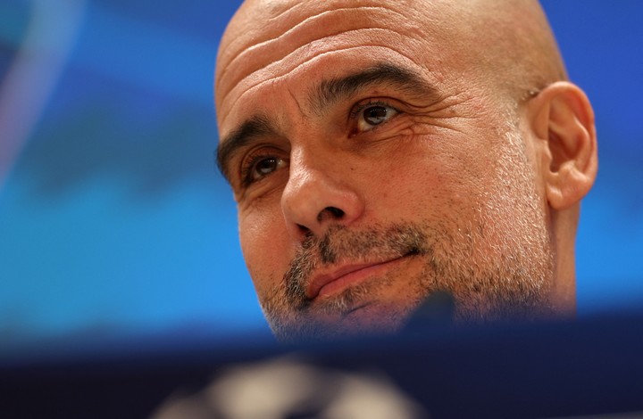 Pep Guardiola sonríe durante la conferencia de prensa. Foto: Reuters / Violeta Santos Moura.