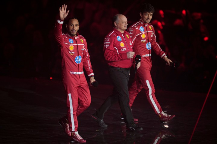 Lewis Hamilton, Fred Vasseur y Charles Leclerc en el evento inaugural de la Fórmula 1 en Londres. Foto de AP