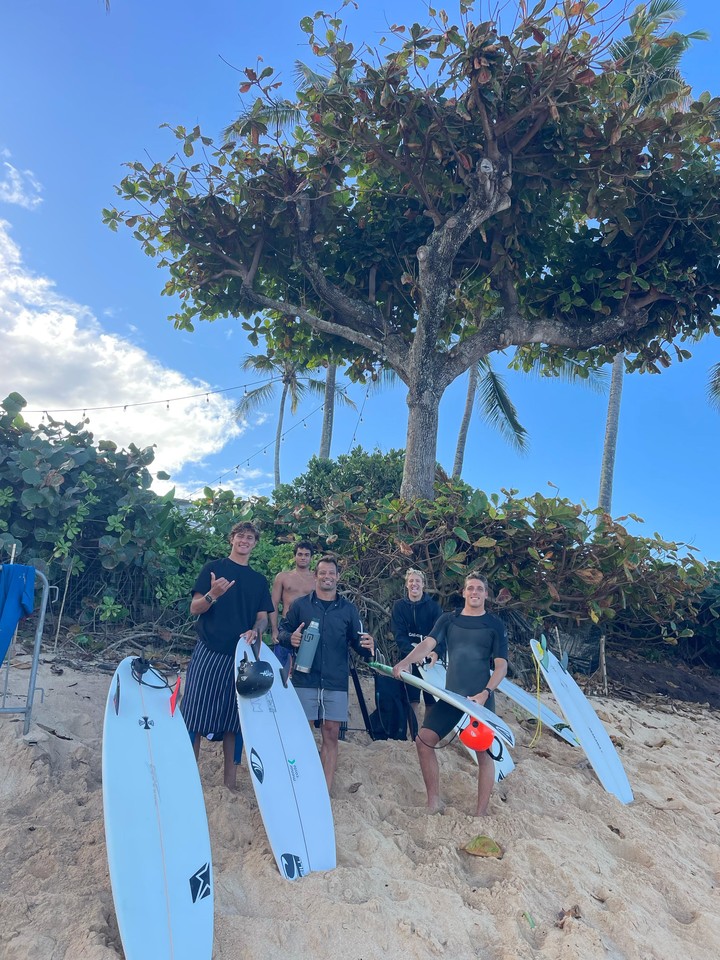 La banda argentina en Hawaii, incluidas tres joyas del semillero del surf. Llevando su surfing a otro nivel.