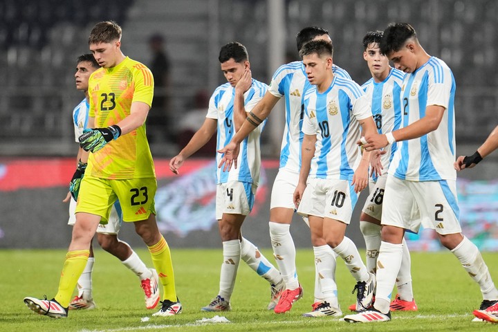 Los chicos argentinos se furon cabizbajos por no conseguir el título, pero jugarán el Mundial. Foto: AP