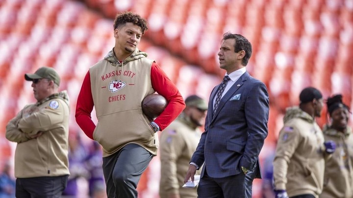 Brett Veach junto a Patrick Mahomes, quarterback de Kansas City Chiefs.