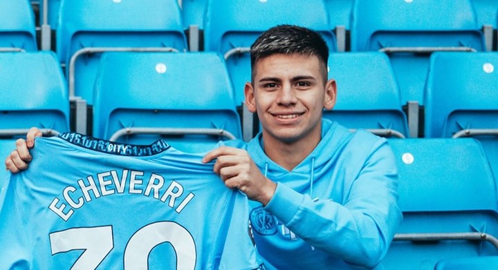 Claudio Echeverri en la platea del Etihad Stadium, su nuevo hogar futbolístico en Manchester City.