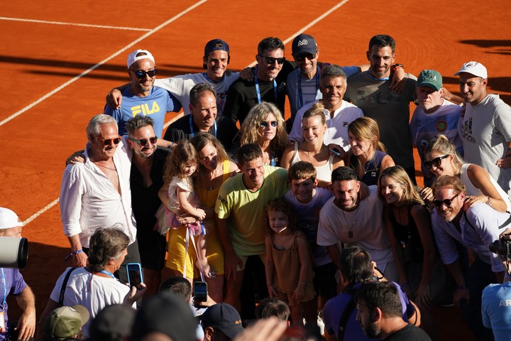 Schwartzman y su familia y seres queridos, luego de la emotiva despedida en el BALTC. Foto Emmanuel Fernández