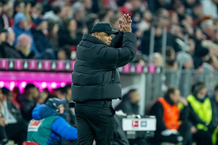 Kompany aplaudiendo al equipo tras la victoria ante Eintracht Frankfurt por 4-0. Foto:  EFE / EPA / SASCHA WALTHER.