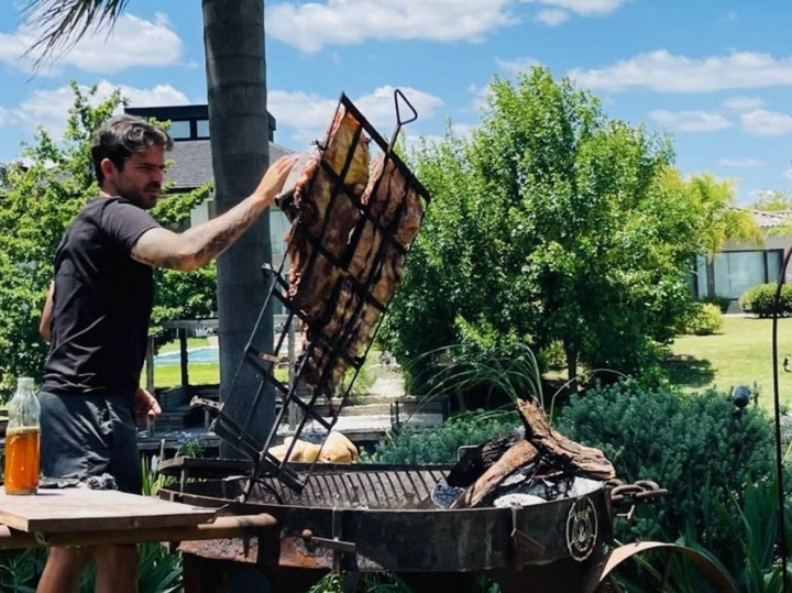 Fernando Gago haciendo un asado, algunos años atrás.