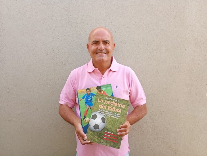 Gustavo Trímboli muestra el libro en cuestión, 'La pediatría en el fútbol'. Denunció plagio de la FIFA.