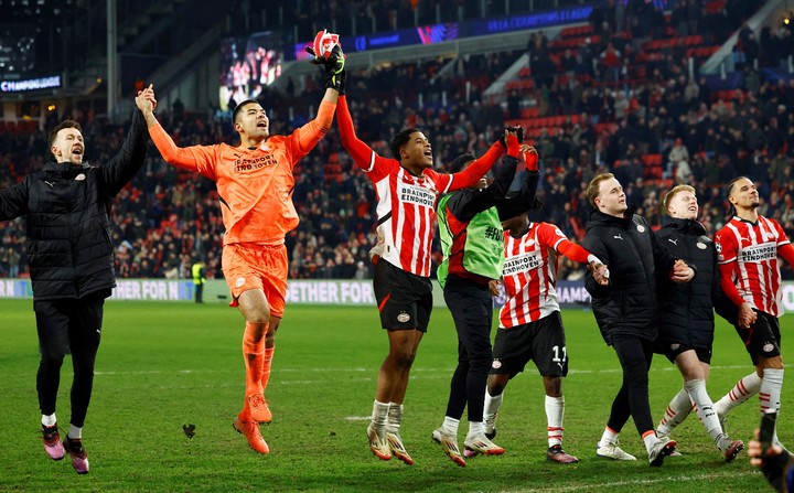 El arquero argentino Wálter Benítez encabezó los festejos del PSV.  REUTERS/Piroschka Van De Wouw