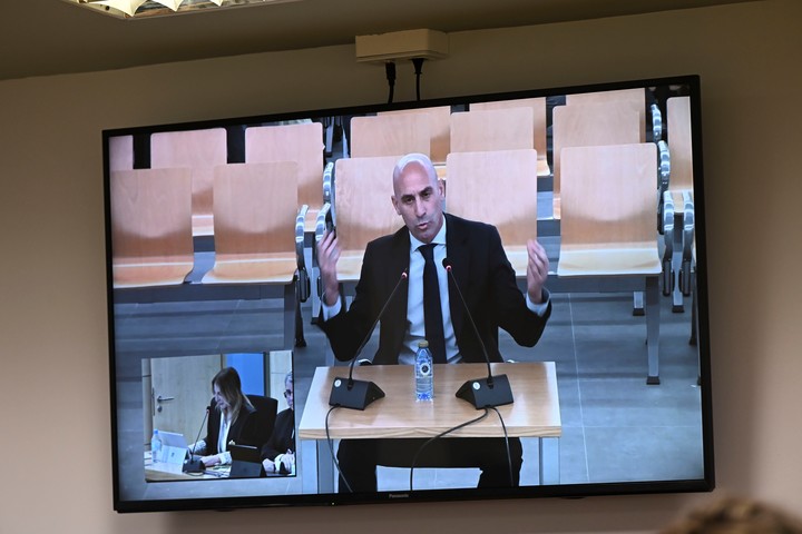 Vista de la pantalla en la sala de prensa de la Audiencia Nacional en San Fernando de Henares donde se ve la declaración del expresidente de la Federación de Fútbol, Luis Rubiales. EFE/ Fernando Villar