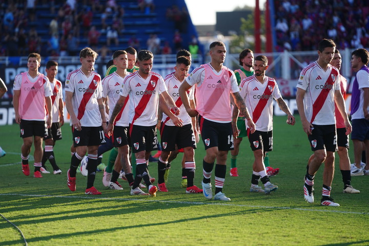 Los jugadores de River tras el empate con San Lorenzo. (MARCELO CARROLL - FTP CLARIN)