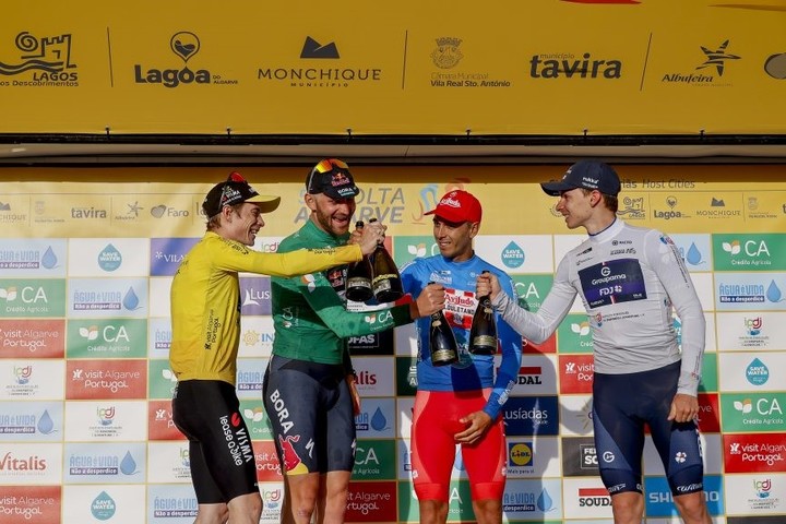 Tivani, con la malla azul, junto a Vingegaard, de amarillo, el belga Meeus, de verde tras ganar la clasificación por puntos, y el francés Gregoire, de blanco. Foto Vuelta al Algarve/Paulo Maria/FPC