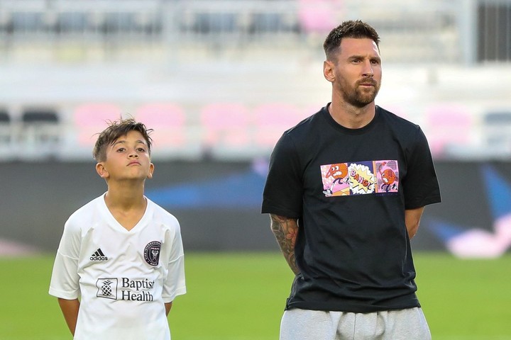 Padre e hijo en la previa de un partido del Inter Miami Sub 12. Foto: Chris Arjoon/AFP