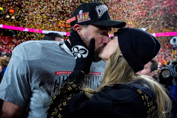 Travis Kelce y Taylor Swift, la "love story" que enamoró a la NFL. Foto: AP Photo/Ashley Landis.