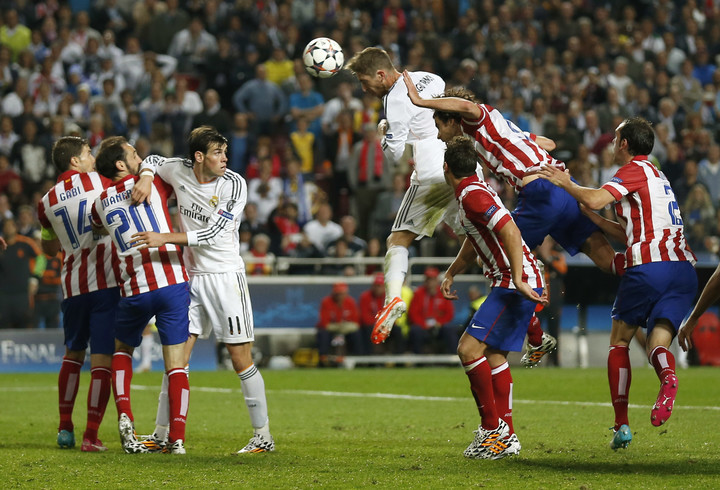 Sergio Ramos conecta el cabezazo que privaría a Atlético de Madrid de ganar la final de la Champions League en Lisboa en 2014. Foto: Andres Kudacki / AP.