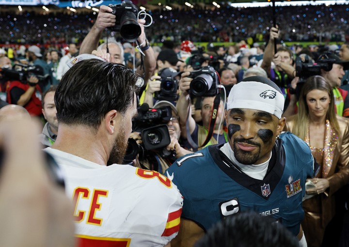 Travis Kelce saluda a Jalen Hurts. Foto: EFE