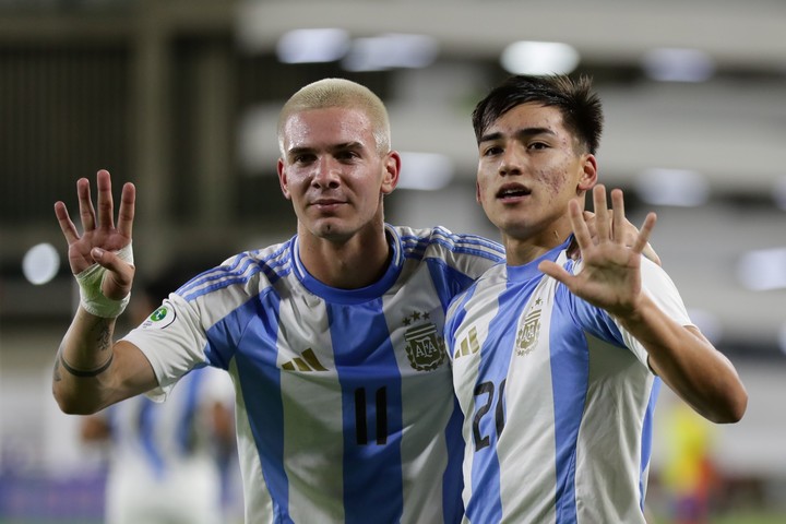 Ian Subiabre y Franco Mastantuono le dedican el gol de Argentina a Agustín Ruberto, que sufrió una grave lesión. Foto: EFE/ Ronald Pena R