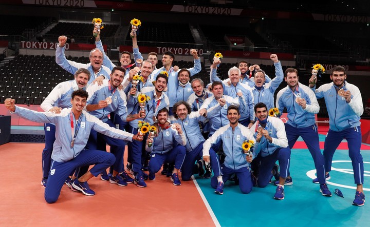 Méndez y el equipo que conquistó la segunda medalla olímpica del vóleibol nacional. Foto REUTERS/Valentyn Ogirenko