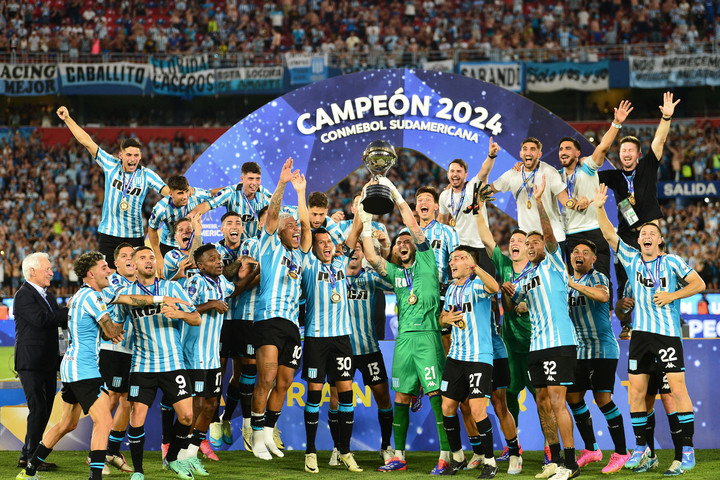 Los jugadores de Racing con la Copa Sudamericana. (Daniel Duarte / AFP - FTP CLARIN)