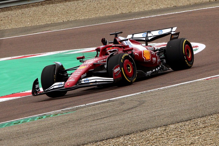 Charles Leclerc saludando al público desde el SF-25 en el circuito de Fiorano. Foto de AP