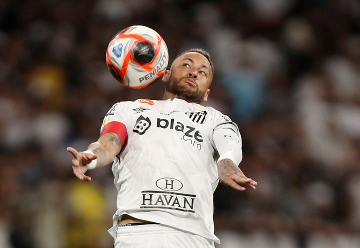 Neymar y su esfuerzo. Foto: REUTERS/Carla Carniel.