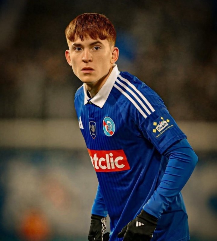 Valentín "Colo" Barco en su debut con Racing de Estrasburgo de Francia.