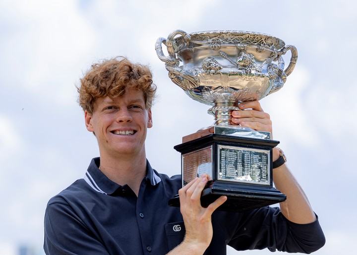 Foto. Jannik Sinner, ganó su segundo Abierto de Australia al derrotar en la final a Alexander Zverev 6-3, 7-6, 6-3. 