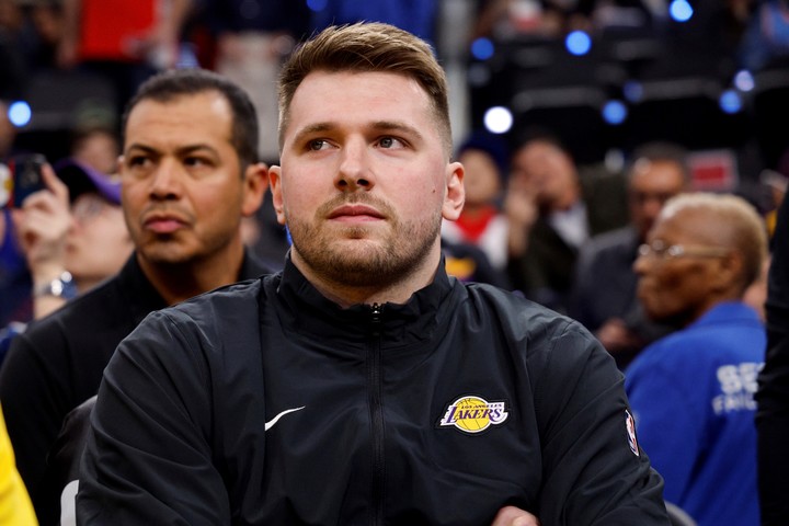 Luka Doncic, con la ropa de los Lakers. Podría debutar el lunes por la noche. Foto: AP Photo / Kevork Djansezian.