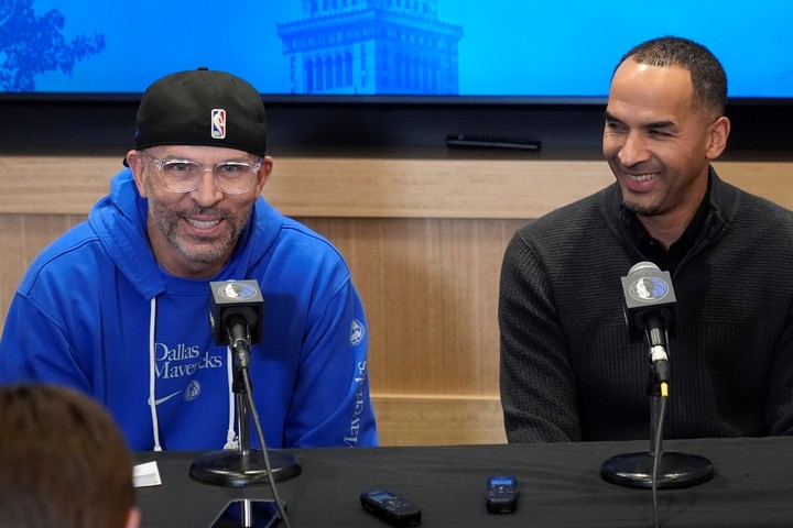 Jason Kidd, entrenador de Dallas, a la izquierda, junto a Nico Harrison, el "culpable" de la salida de Doncic. Foto: AP Photo/Sue Ogrocki.