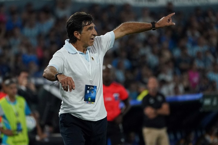 Tras la victoria ante Botafogo, Gustavo Costas destacó la labor de Adrián Martínez desde su llegada a Racing, hace poco más de un año. Foto: Juano Tesone.