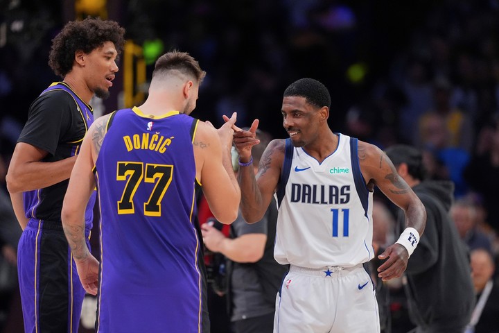 Viejos conocidos: Doncic (77) y Kyrie Irving (11), armaron una gran sociedad en Dallas. 
Foto: AP