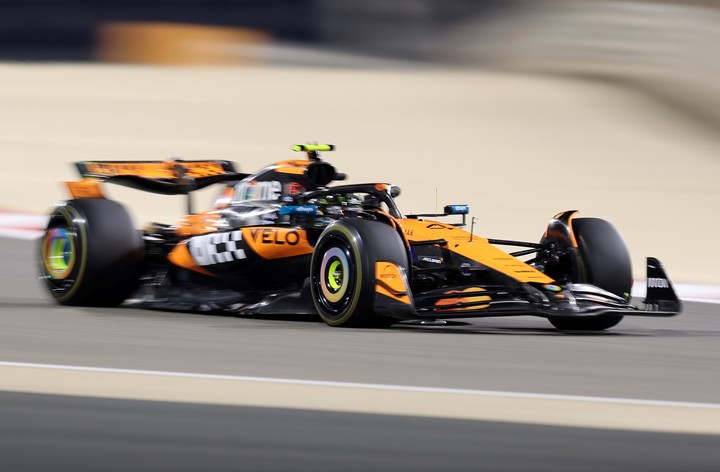 SAKHIR (Bahrain), 26/02/2025.- McLaren driver Lando Norris of Britain in action during the Formula 1 pre-season testing at Bahrain International Cirtcuit in Sakhir, Bahrain, 26 February 2025. (Fórmula Uno, Bahrein, Reino Unido) EFE/EPA/ALI HAIDER